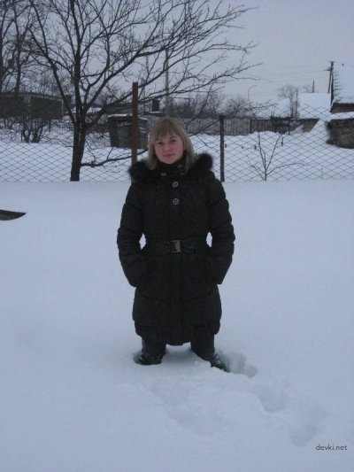 Молодые развлекаются на загородной усадьбе