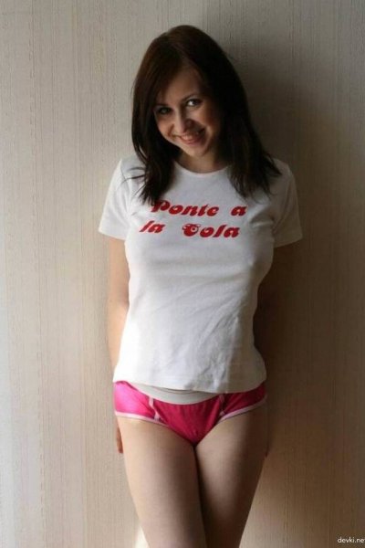 Девчонка раздевается до галстука.