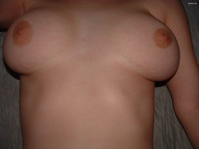 Шатенка наслаждается игрой - пристроилась на кровати