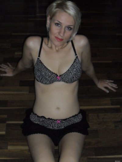 Потрясающая белокурая красотка демонстрирует свои прелести