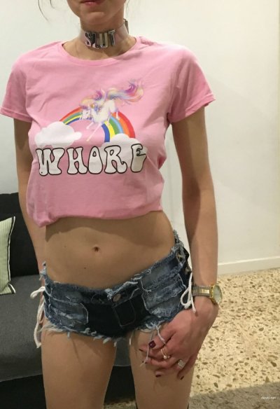 Девушка снимает короткие штаны и демонстрирует задницу