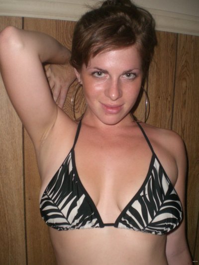 Девушка сфотографировалась вместе с подружкой: горячие селфи