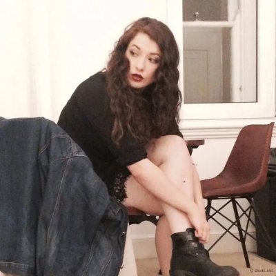 Сексуальная Кристи Рассел Браун показывает свое обнаженное тело