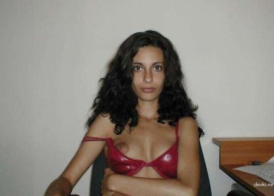 Тонкая красотка демонстрирует свою вагину