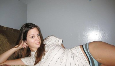 Красотка без одежды позирует с мягким тигренком