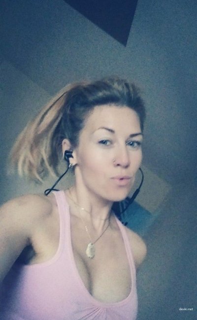 Пышногрудая белокурая красотка весело тестирует ассортимент интимных принадлежностей