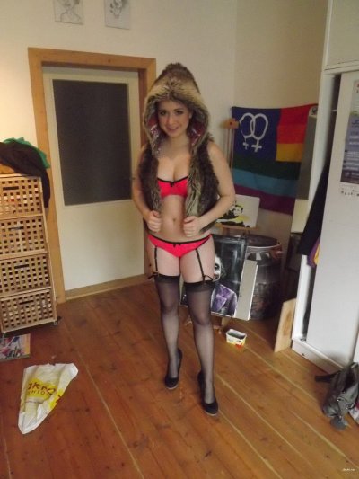 Интимные фотографии молодой ученицы - возбуждающий контент!