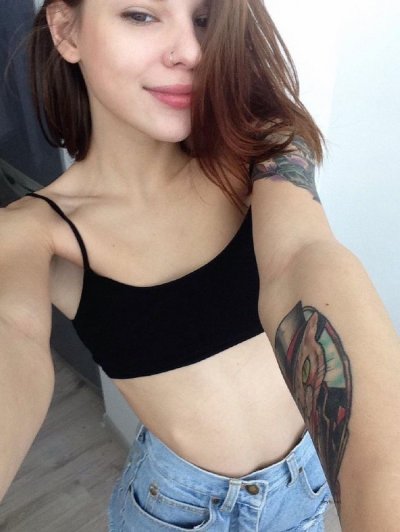 Горячая красотка удовлетворяет себя