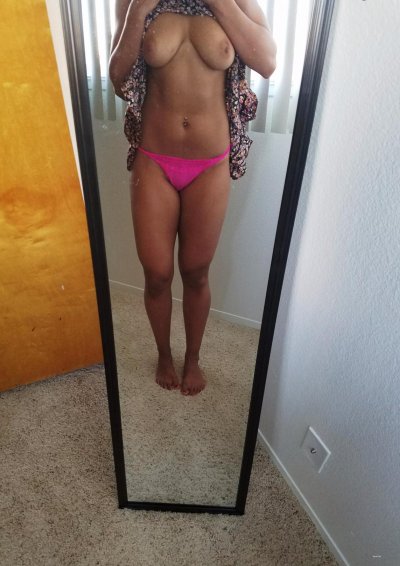 Девчонка в наряде демонстрирует интимные места