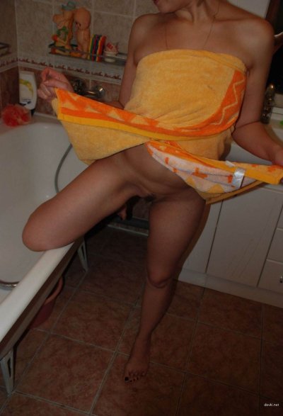 Красотка показывает свои уютные уголки во время ванны