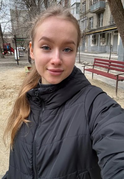 Привлекательная блондинка соблазняет большой попкой.