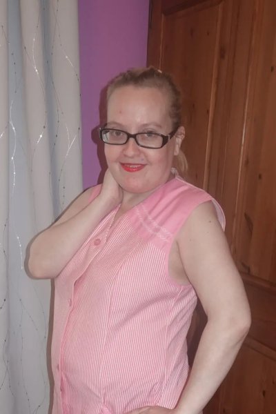 Мамочка в годах показывает свои прелести