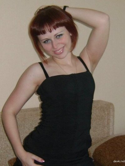 Откровенные снимки рыжей красотки в чулочках на камеру