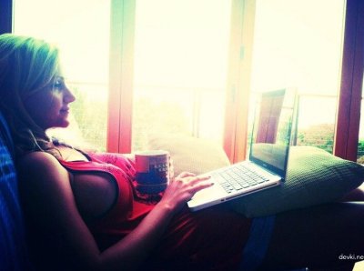 Привлекательная блондиночка фотографирует себя в откровенных позах