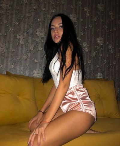 Горячая кошечка трахается в постели