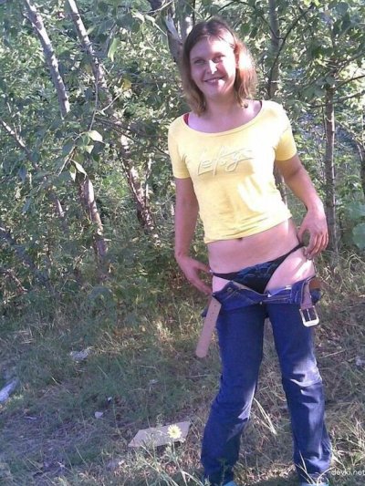 Сексуальная красотка раздевается на свежем воздухе