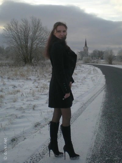 Модель в чулках без нижнего белья и сосет