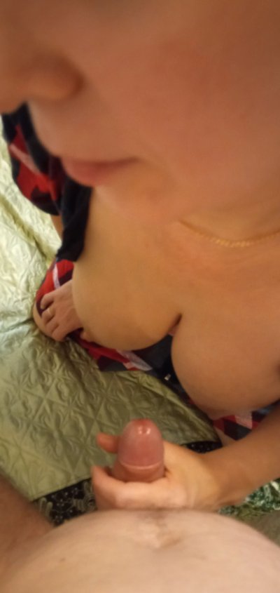 Моя проказница удерживает меня за пенис