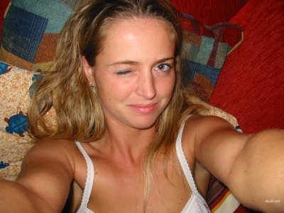 Девушка с влажной киской делает минет