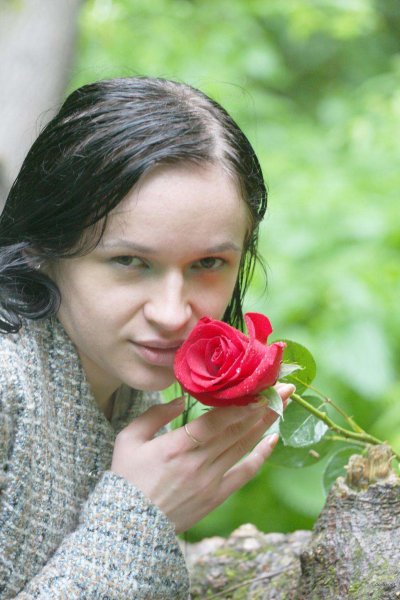 Красотка без трусиков показывает свои прелести среди деревьев