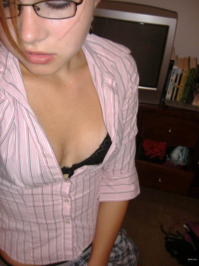 Привлекательная обнаженная блондинка покажет все!