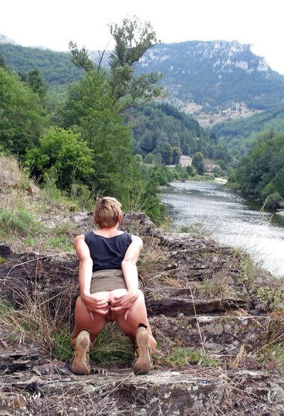 Развратница открывает окно для свежего воздуха