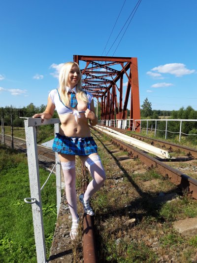 Развратная блондиночка без нижнего белья на прогулке