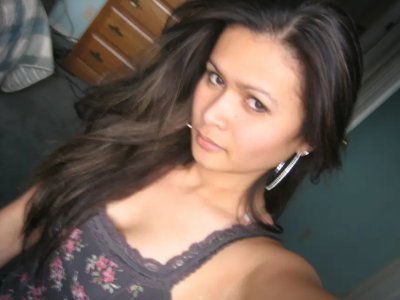 Милашка из Таиланда без лифчика в парке фотографируется