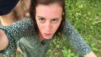 Пикантное видео: забудь о стеснении и наслаждайся сексом в лесу со мной, просто подними моё платье!