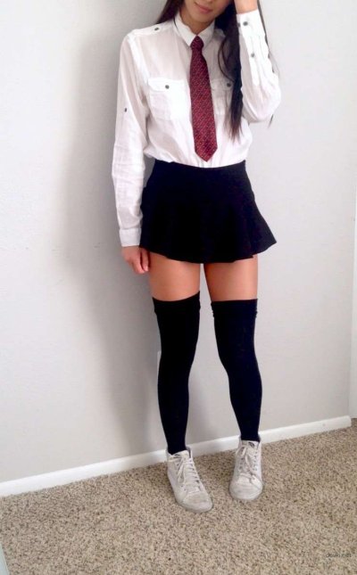 Горячая молодая девушка в униформе для взрослых