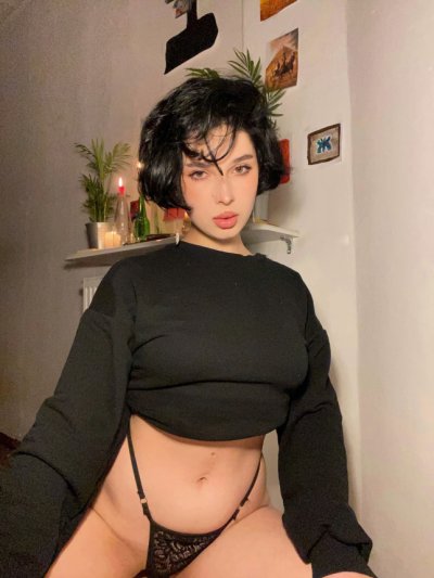 Кокетливая брюнетка демонстрирует свою интимную зону и свои прелести