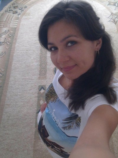 Молодая дамочка обожает позировать голышом перед камерой!