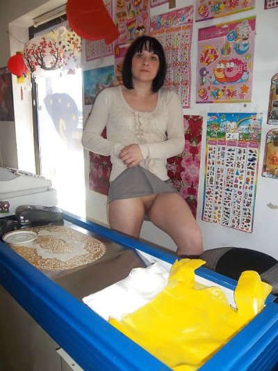 Продавщица сделала минет охраннику в заднем помещении