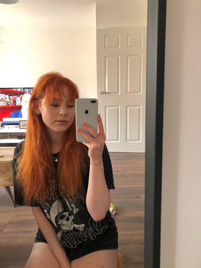 Фото горячей рыжей красотки в одежде и без неё, с показом интимных мест