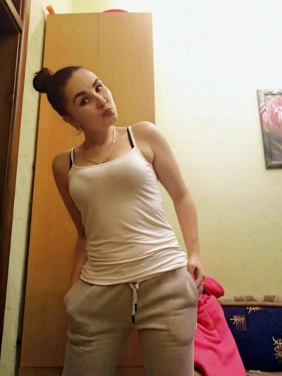 Пышная милфа показывает свои прелести в уютной обстановке