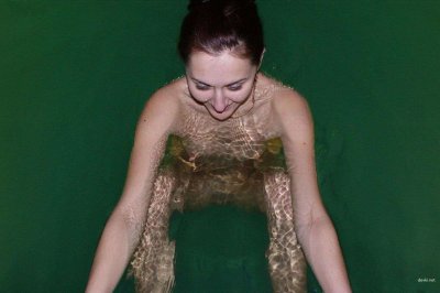 Девчонки наслаждаются в бане