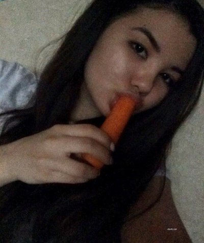 Сексуальная шатенка фоткает себя в откровенных позах