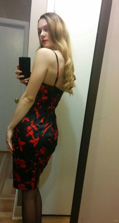 Сексапильная крошка делает откровенные селфи без одежды