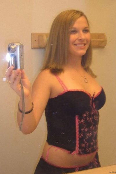 Сняла горячие селфи без одежды