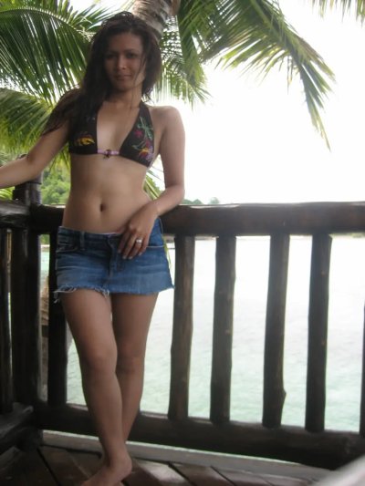 Милашка из Таиланда без лифчика в парке фотографируется