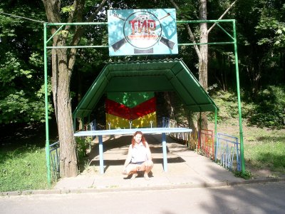 Привлекательная мамочка в нижнем белье позирует на улице, демонстрируя свою сексуальность на фото.