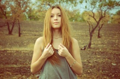 Девушка сфотографировалась перед зеркалом