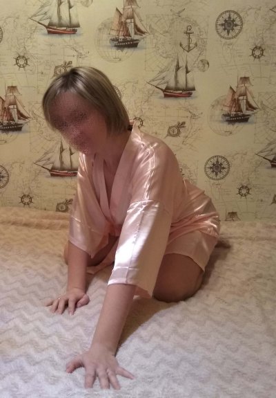 Интимные снимки супруги в домашней одежде и соблазнительном нижнем белье