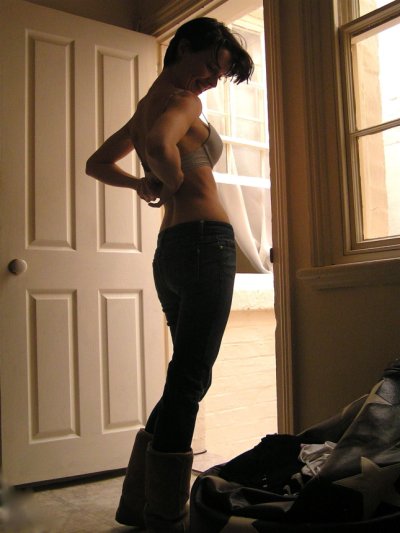 Привлекательная красотка с натуральной промежностью