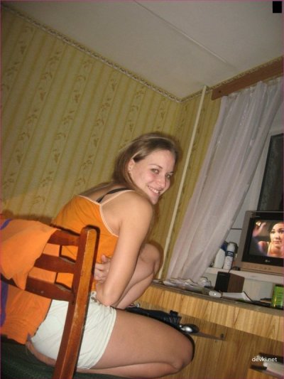 Убедил сделать сексуальное фото на любительскую камеру.