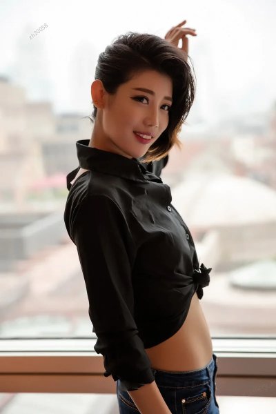 Соблазнительные изгибы прекрасной девушки из Азии