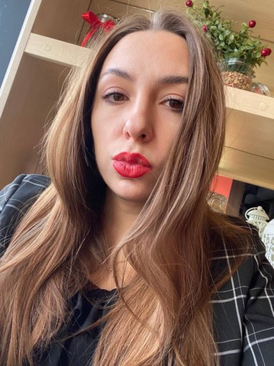 Милочка снимает себя без трусиков на камеру