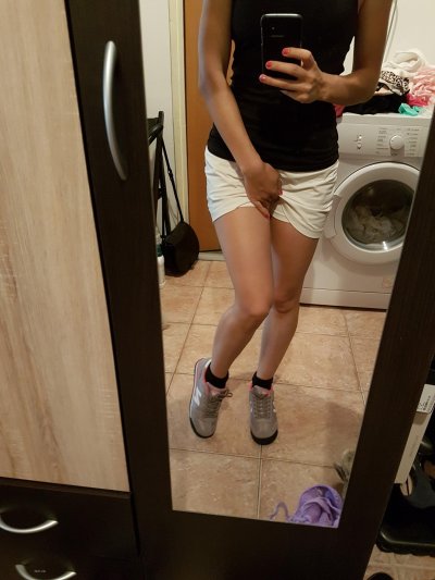 Соблазнительная красотка в сексуальной мини-юбке - готова раздвигать грани!