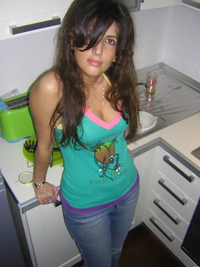 Темноволосая красотка облизывает пенис и занимается сексом