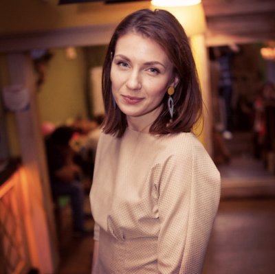 Моя обнаженная половинка вступает в позу перед интимом